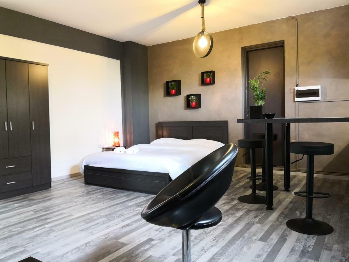 The Room Larnaca Bagian luar foto