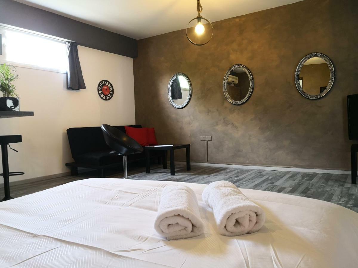 The Room Larnaca Bagian luar foto